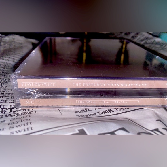 Taylor Swift “The Bolter” collectors edition! - Picture 2 of 2